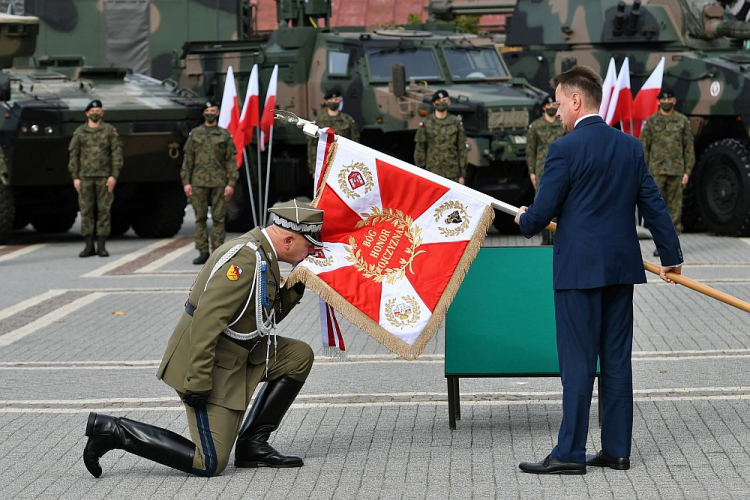 Minister obrony narodowej Mariusz Błaszczak (P) i dowódca brygady gen. bryg. Michał Rohde (L) podczas uroczystości wręczenia sztandaru oraz święta 19. Lubelskiej Brygady Zmechanizowanej im. gen. dyw. Franciszka Kleeberga w Kocku. Fot. PAP/W. Jargiło