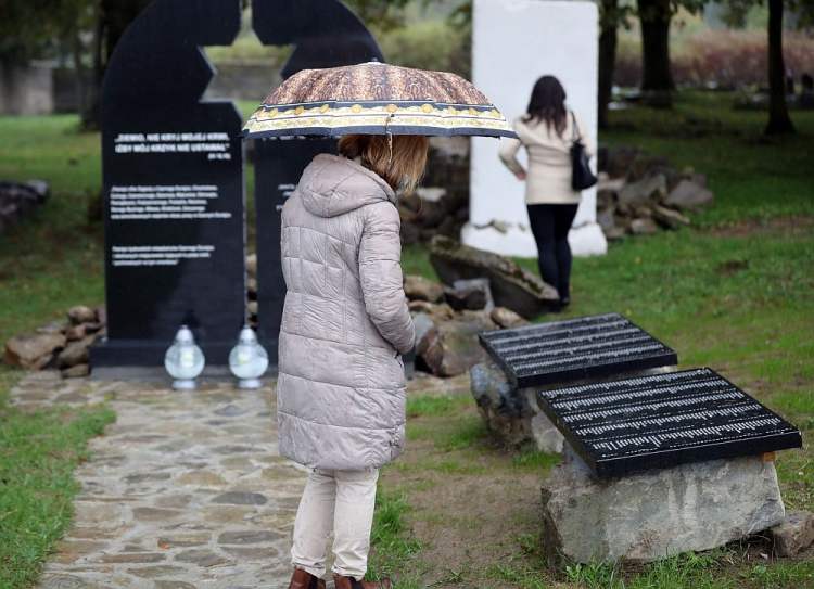 Uroczystość upamiętnienia 494 ofiar Zagłady w Czarnym Dunajcu i z 14 sąsiednich miejscowości na cmentarzu żydowskim. Czarny Dunajec, 11.10.2020. Fot. PAP/G. Momot