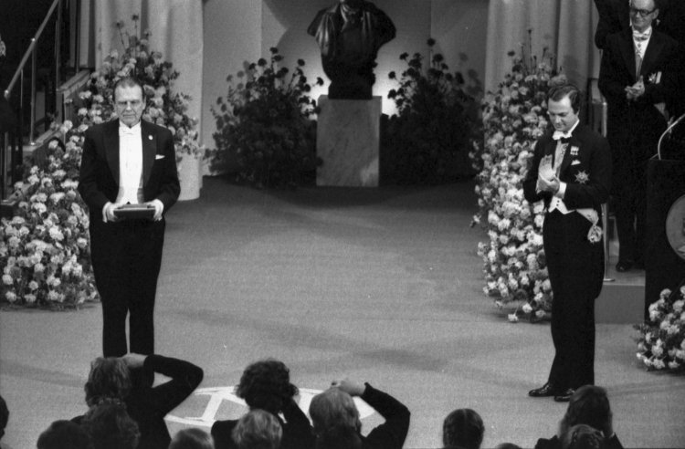 Sztokholm, 10.12.1980. Czesław Miłosz (L) podczas ceremonii wręczenia Nagrody Nobla w dziedzinie literatury. Fot. PAP/CAF J. Undro