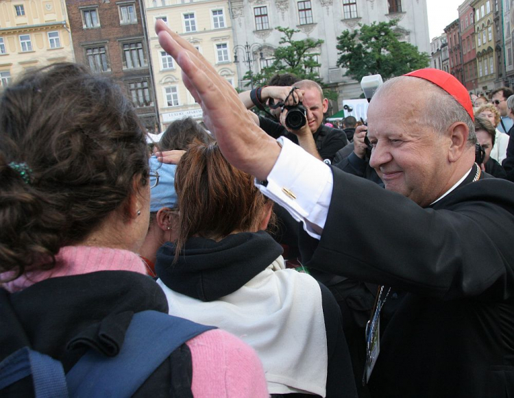 Metropolita krakowski kard. Stanisław Dziwisz wśród uczestników XXVI Pieszej Pielgrzymce Krakowskiej na Jasną Górę. Kraków, 06.08.2006. Fot. PAP/J. Bednarczyk