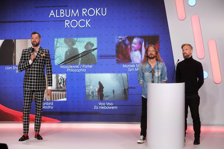 Muzyk Tomasz Organek (P) oraz dziennikarz Marcin Prokop (L) podczas ogłoszenia laureatów polskich nagród muzycznych Fryderyki 2020 w kategoriach muzyki rozrywkowej i jazzowej. Fot. PAP/W. Olkuśnik