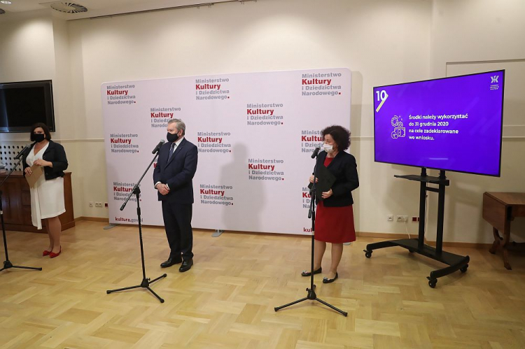 Wiceprezes Rady Ministrów, minister kultury, dziedzictwa narodowego i sportu Piotr Gliński (C), dyrektor Instytutu Muzyki i Tańca Katarzyna Meissner (L), dyrektor Instytutu Teatralnego im. Zbigniewa Raszewskiego Elżbieta Wrotnowska-Gmyz (P) podczas konferencji prasowej nt. naboru wniosków w ramach programu „Fundusz Wsparcia Kultury”. Fot. PAP/T. Gzell