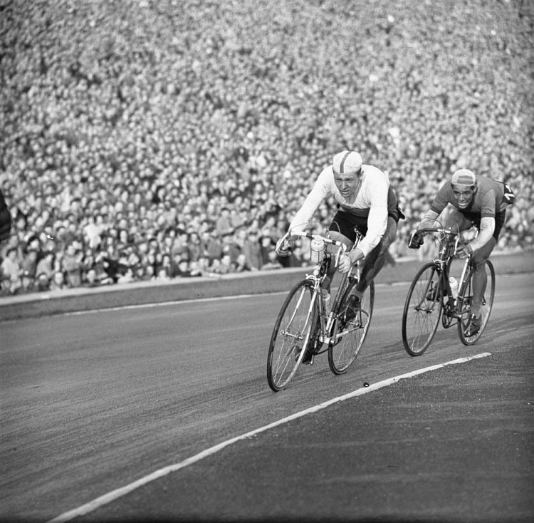 Stanisław Gazda (C) na Stadionie X-lecia w trakcie zawodów odbywających się w ramach Wyścigu Pokoju. Warszawa, 17.05.1962. Fot. PAP/CAF/Olszewski