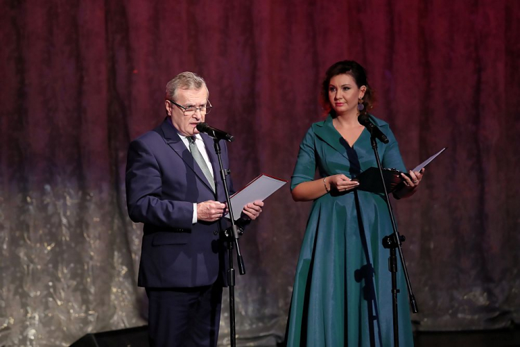 Wicepremier, minister kultury i dziedzictwa narodowego Piotr Gliński i dziennikarka Magdalena Zbrojewska podczas widowiska multimedialnego „Naucz nas być wolnymi” w Teatrze Wielkim w Łodzi. Fot. PAP/R. Zawistowski