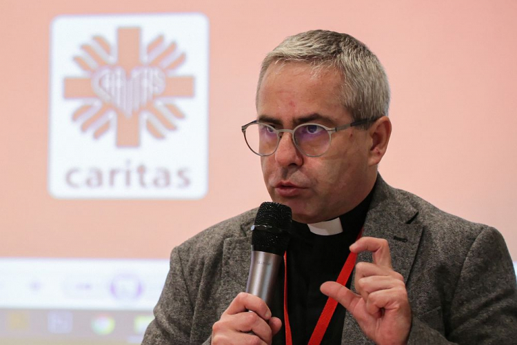Dyrektor Caritas Polska ks. Marcin Iżycki. Fot. PAP/M. Marek