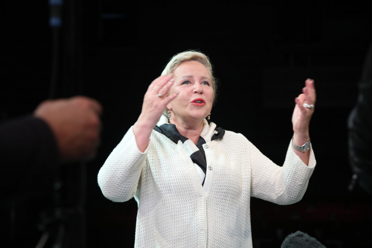 Warszawa, 13.07.2020. Krystyna Janda podczas próby dla mediów spektaklu "Wspólnota mieszkaniowa" w warszawskim Och-Teatrze. PAP/W. Olkuśnik