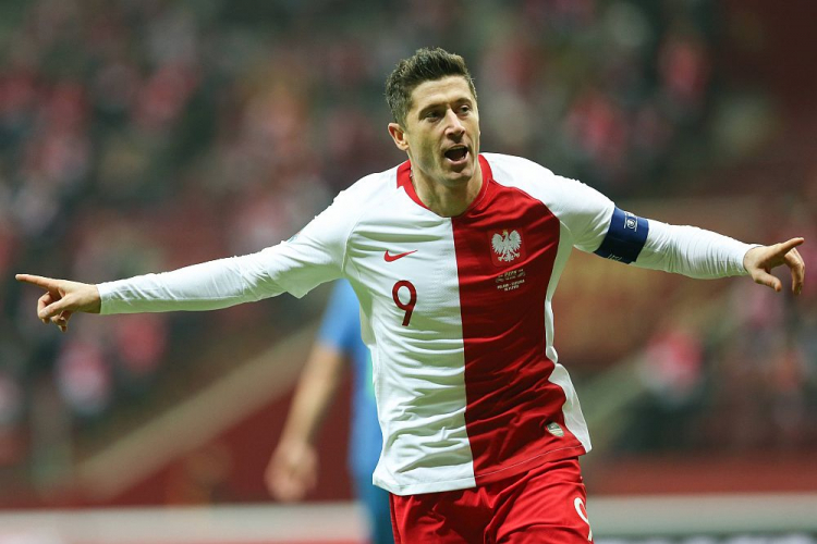 Robert Lewandowski podczas meczu eliminacyjnego piłkarskich mistrzostw Europy ze Słowenią na PGE Narodowym w Warszawie. 19.11.2019. Fot. PAP/L. Szymański