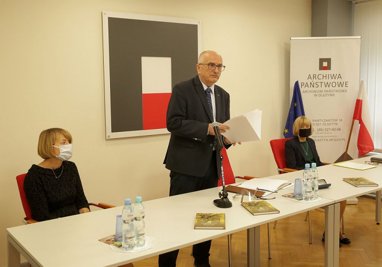 Dyrektor archiwum Norbert Kasparek (C) oraz wnuczki Karola Małłka - Dorota Małłek (L) i Hanna Łowicka (P) podczas uroczystości przekazania rodzinnej spuścizny Karola Małłka do zasobu Archiwum Państwowego w Olsztynie. Fot. PAP/T. Waszczuk