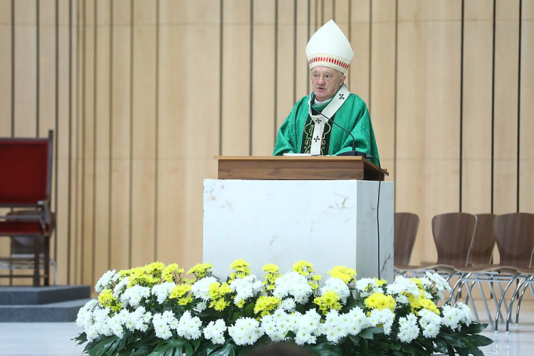 Metropolita warszawski kardynał Kazimierz Nycz przewodniczy mszy św. sprawowanej w intencji darczyńców Fundacji Dzieło Nowego Tysiąclecia, w Świątyni Opatrzności Bożej. Warszawa, 11.10.2020. Fot. PAP/R. Guz