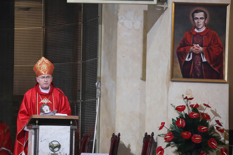 Biskup pomocniczy archidiecezji warszawskiej Piotr Jarecki przewodniczy uroczystej mszy świętej w 36. rocznicę śmierci księdza Jerzego Popiełuszki w kościele Świętego Stanisława Kostki w Warszawie. Fot. PAP/T. Gzell