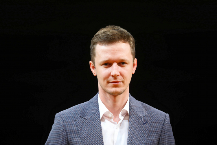 Warszawa, 14.09.2020. Aktor Filip Pławiak podczas próby medialnej spektaklu "Oszuści" w Och-Teatrze w Warszawie. PAP/R. Guz