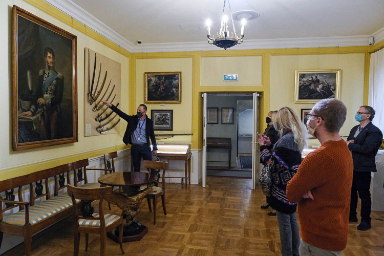 Pełnomocnik pałacu Pod Blachą dr Mariusz Klarecki (L) w Apartamencie Księcia Józefa Poniatowskiego w pałacu Pod Blachą w Warszawie. 21.10.2020. Fot. PAP/M. Marek