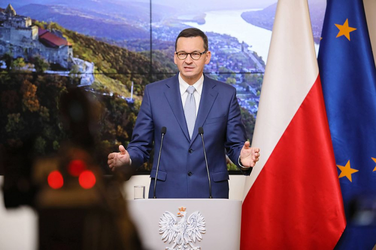 Premier RP Mateusz Morawiecki podczas konferencji prasowej w Brukseli. 02.10.2020. Fot. PAP/L. Szymański