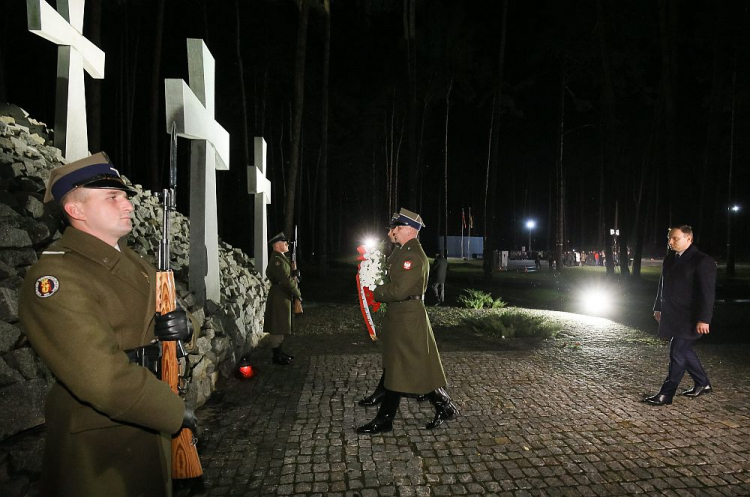 Prezydent Andrzej Duda (P) podczas ceremonii złożenia wieńca na Wspólnej Mogile Ofiar Totalitaryzmu na Polskim Cmentarzu Wojennym w Bykowni. 14.12.2015. Fot. PAP/P. Supernak