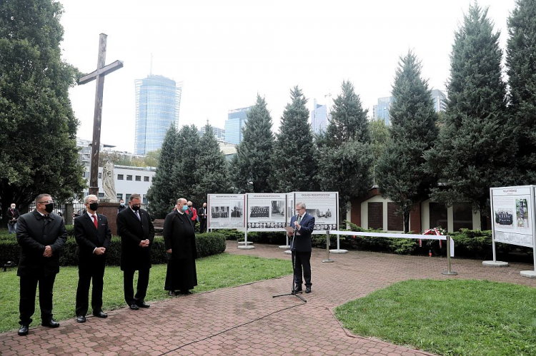 Wicepremier, minister kultury i dziedzictwa narodowego Piotr Gliński (P), prezes PGNiG Jerzy Kwieciński (2L), szef Urzędu do Spraw Kombatantów i Osób Represjonowanych Jan Józef Kasprzyk (3L) oraz o. Damian Simonicz (4L) podczas otwarcia wystawy „Sakramentki i Redemptoryści w Powstaniu Warszawskim” na placu Męczenników Warszawskiej Woli. Fot. PAP/T. Gzell