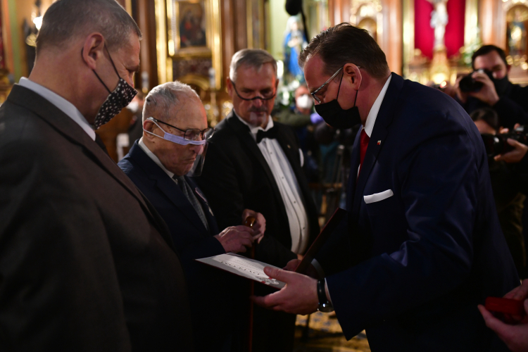 Major Stanisław Szuro (2L) oraz szef Urzędu do Spraw Kombatantów i Osób Represjonowanych Jan Józef Kasprzyk (P) podczas mszy świętej z okazji 100. urodzin majora połączonej z wręczeniem mu medalu Pro Bono Poloniae w kościele św. Kazimierza Królewicza w Krakowie. Fot. PAP/Art Service 2