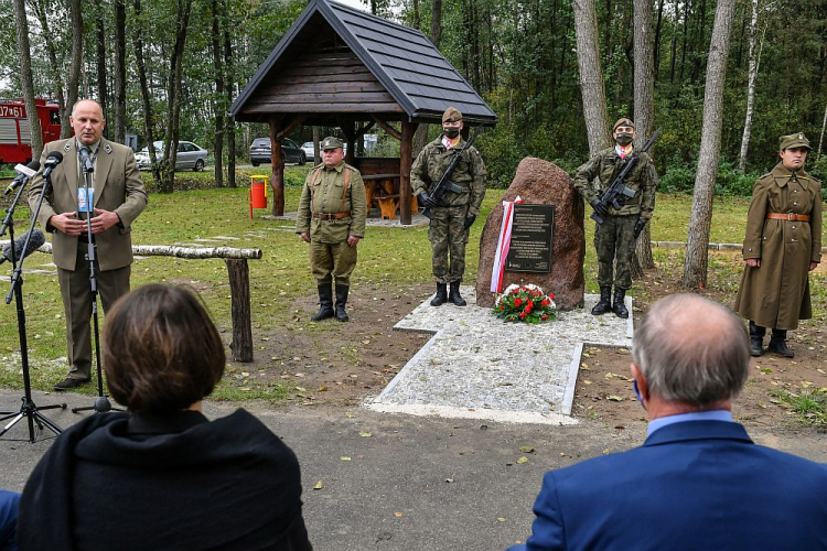 Odsłonięcie tablicy upamiętniającej mieszkańców Starego Lipowca i Aleksandrowa zamordowanych przez Niemców za pomoc udzieloną Żydom. Fot. PAP/W. Jargiło