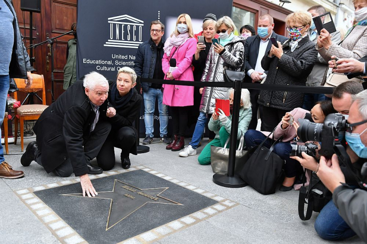 Aktor Teatru Powszechnego w Łodzi Michał Szewczyk (L) z rodziną podczas uroczystości odsłonięcia jego Gwiazdy w Łódzkiej Alei Gwiazd przy ul. Piotrkowskiej. Fot. PAP/G. Michałowski