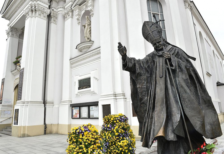 Pomnik papieża Jana Pawła II na Rynku w Wadowicach. Fot. PAP/J. Bednarczyk
