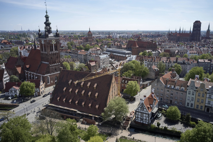 Gdańsk, 10.05.2020. Zabytkowy Wielki Młyn w sąsiedztwie kościoła św. Katarzyny. Fot. A. Waeżawa