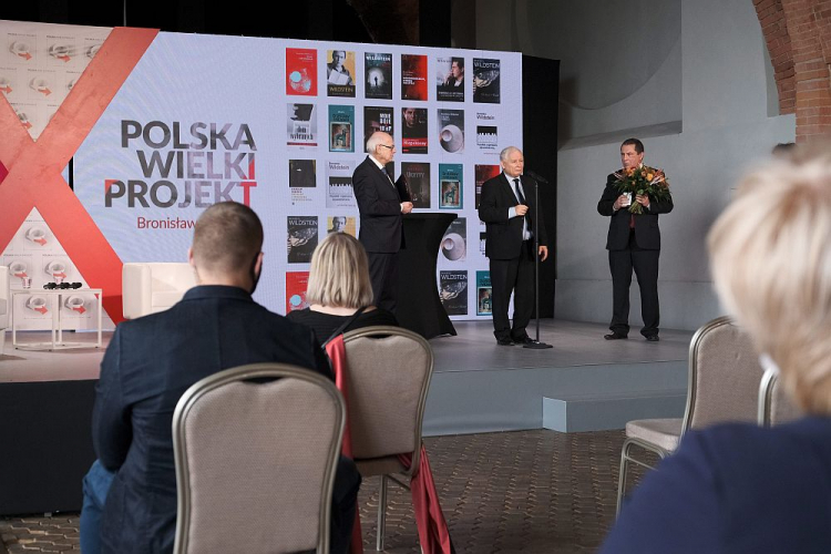 Socjolog prof. Zdzisław Krasnodębski (L), laureat wyróżnienia, dziennikarz Bronisław Wildstein (P) oraz prezes PiS, wicepremier Jarosław Kaczyński (C) podczas uroczystości wręczenia Nagrody im. Prezydenta Lecha Kaczyńskiego w ramach X Kongresu Polska Wielki Projekt w Warszawie. Fot. PAP/M. Marek