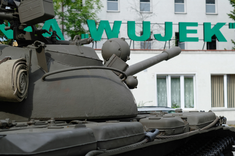 Katowice, 05.10.2020. Czołg przed kopalnią Wujek w Katowicach. Radzieckie czołgi T-55 brały udział w tragicznych wydarzeniach sprzed 39 lat. PAP/A. Grygiel
