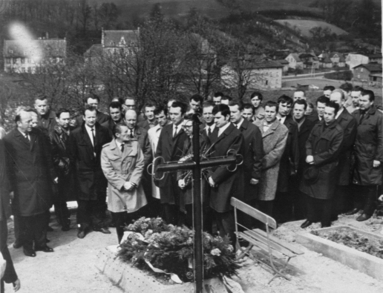 Gdańsk, 1971-04-29. Przedstawiciele wszystkich wydziałów produkcyjnych wraz z dyrekcją i komitetem zakładowym Stoczni Gdańskiej im. Lenina podczas składania wieńców na grobie stoczniowca, który zginął w tragicznych wydarzeniach grudniowych. Fot. PAP/Z. Kosycarz 