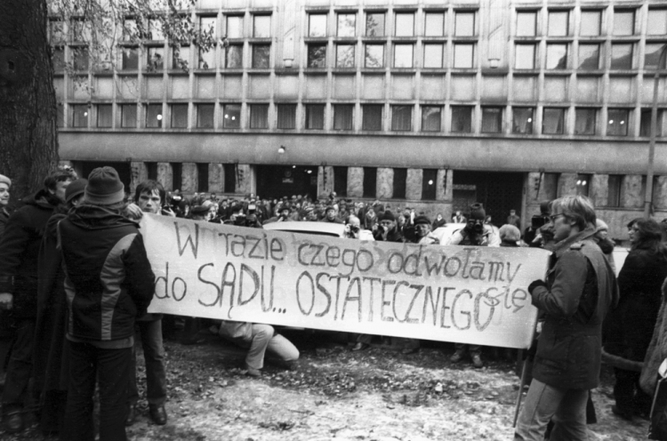 Warszawa 10.11.1980. Sąd Najwyższy uchyla poprawki wprowadzone do Statutu Solidarności przez warszawski Sąd Wojewódzki. Przedstawiciele Solidarności zgadzają się na dołączenie aneksu. Fot. PAP/W. Kryński 