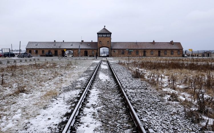 Oświęcim, 08.02.2017. Brama obozu Auschwitz II-Birkenau. Fot. A. Grygiel