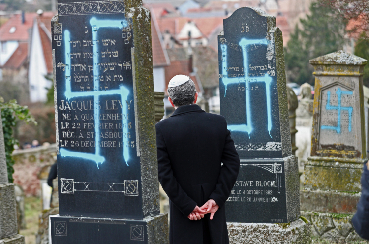 Quatzenheim k. Strasburga 19.02.2019. Zdewastowane nagrobki cmentarza żydowskiego. Fot. PAP/EPA