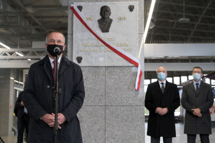 Warszawa, 10.11.2020. Wiceminister kultury i dziedzictwa narodowego Jarosław Sellin (L), dyrektor Instytutu Dziedzictwa Myśli Narodowej im. Romana Dmowskiego i Ignacego Jana Paderewskiego Jan Żaryn (1P), poseł PiS Antoni Macierewicz (2P) podczas uroczystości nadania stołecznemu Dworcowi Wschodniemu imienia Romana Dmowskiego. Fot. PAP/M. Marek