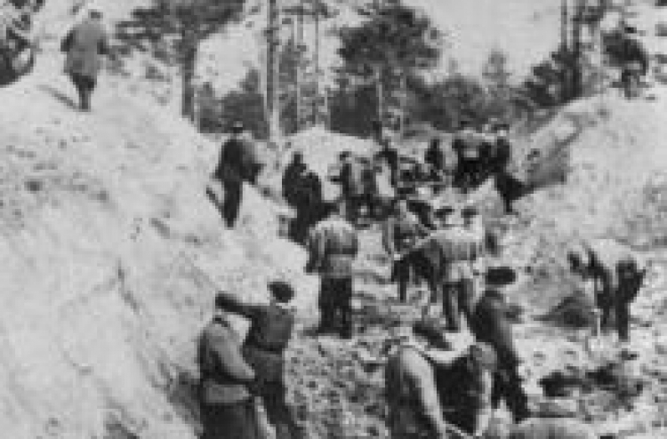 Katyń, 04.1943 r. Ekshumacja zwłok polskich oficerów zamordowanych w 1940 r. Fot. PAP/CAF
