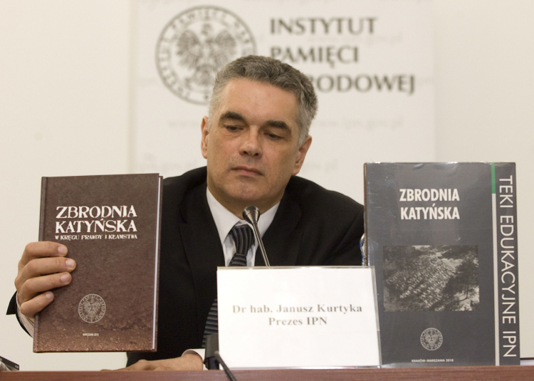 Warszawa 06.04.2010. Prezes Instytutu Pamięci Narodowej Janusz Kurtyka podczas konferencji prasowej poświęconej działaniom IPN w 70. rocznicę Zbrodni Katyńskiej. Fot.PAP/P. Kula