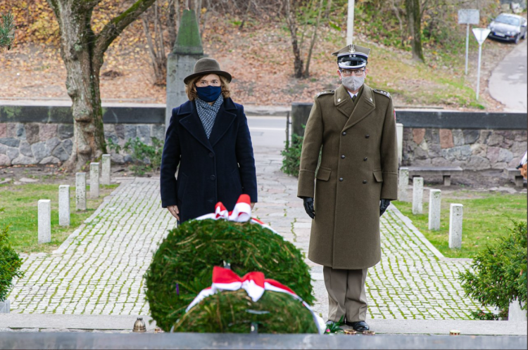 Ambasador Urszula Doroszewska oraz Attaché Obrony, Wojskowy, Morski i Lotniczy ppłk Piotr Sadyś w dniu Narodowego Święta Niepodległości złożyli wieniec przed Mauzoleum Matki i Serca Syna Józefa Piłsudskiego na cmentarzu na Rossie. Źródło: Twitter/Ambasada RP na Litwie