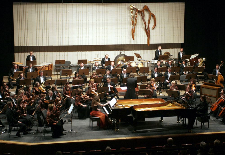 Koncert zespołu Lutosławski Piano Duo: Emilia Sitarz (L) i Bartłomiej Wąsik oraz Orkiestry Symfonicznej Filharmonii Świętokrzyskiej. 2007 r. Fot. PAP/P. Polak