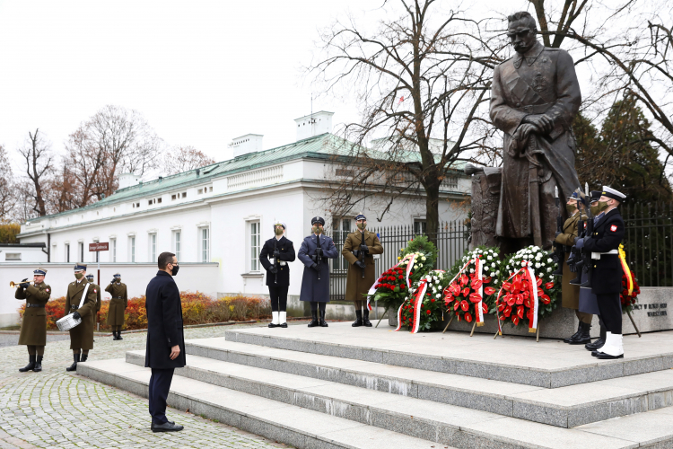 Premier Mateusz Morawiecki (L) składa wieniec przed pomnikiem marszałka Józefa Piłsudskiego przy ulicy Belwederskiej w Warszawie. Fot. PAP/R. Guz