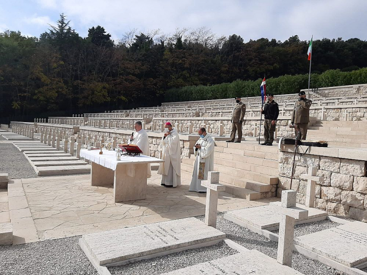 Msza na Polskim Cmentarzu Wojennym na Monte Cassino. 01.11.2020. Źródło: Ambasada RP we Włoszech