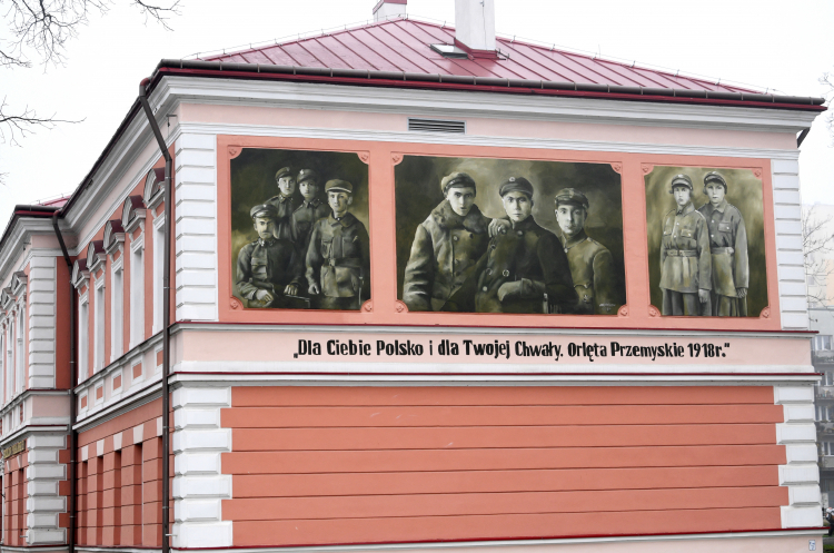 Mural w Przemyślu upamiętniający Orlęta Przemyskie. Fot. PAP/D. Delmanowicz