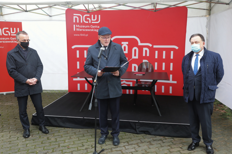 Sekretarz stanu w Ministerstwie Kultury, Dziedzictwa Narodowego i Sportu Jarosław Sellin (L), dyrektor Muzeum Getta Warszawskiego Albert Stankowski (C) oraz marszałek Województwa Mazowieckiego Adam Struzik (P) podczas konferencji prasowej. Fot. PAP/T. Gzell