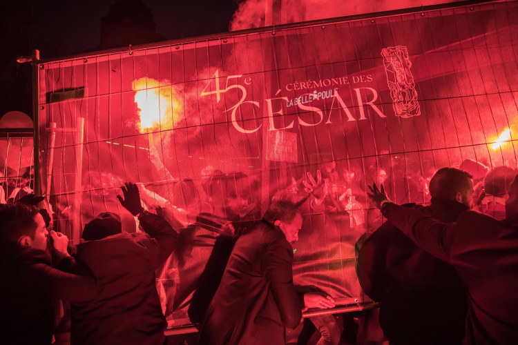 Paryż 2020-02-28. Protesty przeciw obecności Polańskiego na uroczystości wręczenia Cezarów. Fot. PAP/EPA