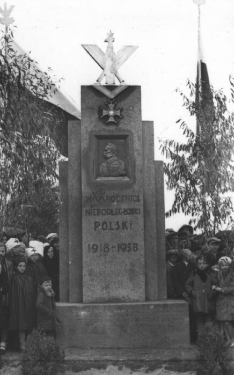 Odsłonięcie pomnika w Woli Wiązowej z okazji 20 rocznicy odzyskania niepodległości. Fot. NAC