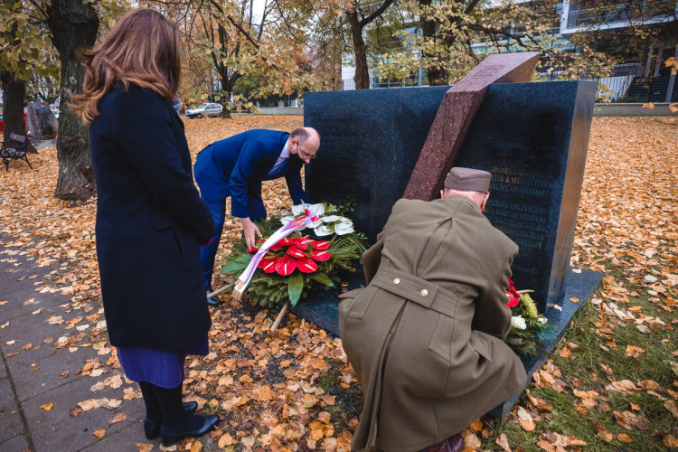 Wiceprezes IPN i ambasador Węgier złożyli kwiaty przed pomnikiem Węgierskich Honwedów. Źródło: IPN