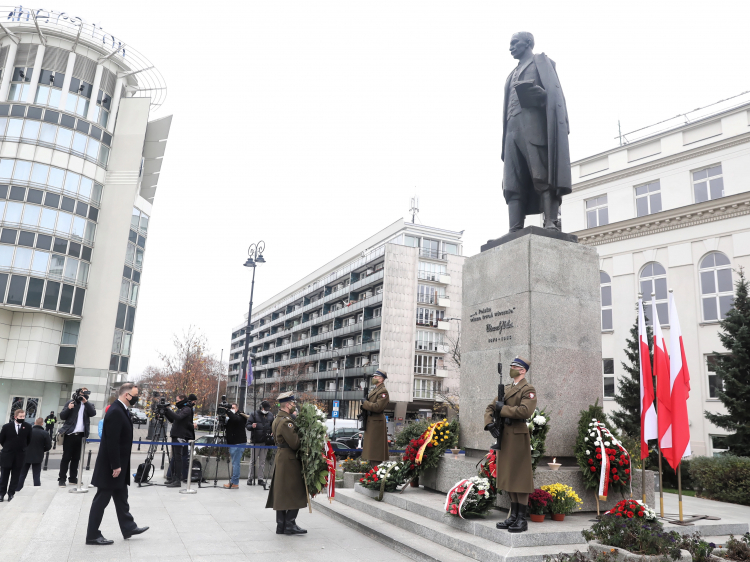 Prezydent RP Andrzej Duda (L) składa wieniec pod pomnikiem Wincentego Witosa przy placu Trzech Krzyży w Warszawie. Fot. PAP/T. Gzell
