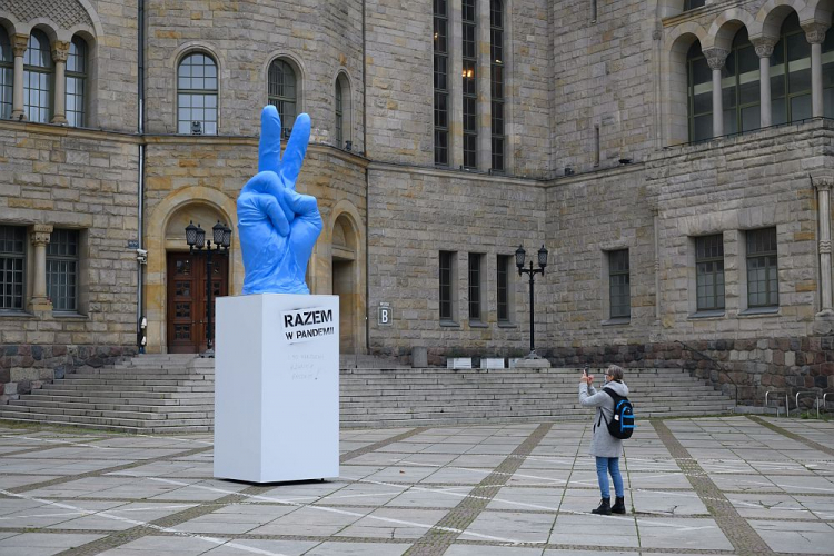 Rzeźba „Razem w pandemii!” autorstwa Ewy Bone i Ewy Kozubal przed Centrum Kultury Zamek w Poznaniu. Fot. PAP/J. Kaczmarczyk