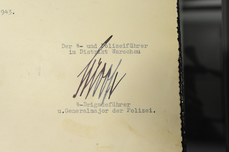 Warszawa, 17.04.2013. Prezentacja oryginału raportu Juergena Stroopa "Żydowska dzielnica mieszkaniowa w Warszawie już nie istnieje" w Instytycie Pamięci Narodowej. Fot. PAP/G. Jakubowski