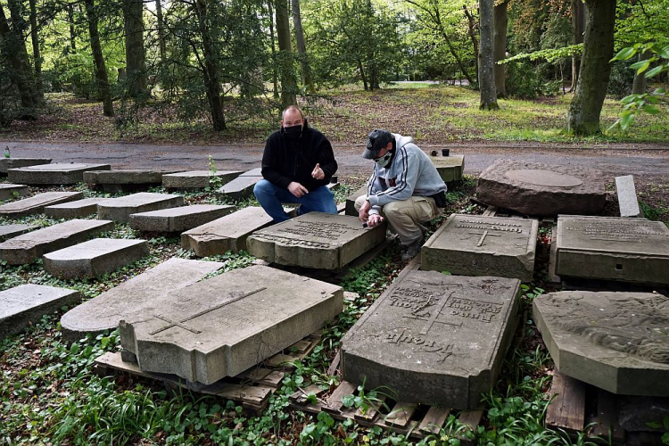 Podkomisarz dr Marek Łuczak (L) i Bartosz Witowski z Pomorskiego Towarzystwa Historycznego podczas badań terenowych nad ewidencją starych nagrobków na Cmentarzu Centralnym w Szczecinie. 26.04.2020. Fot. PAP/M. Bielecki