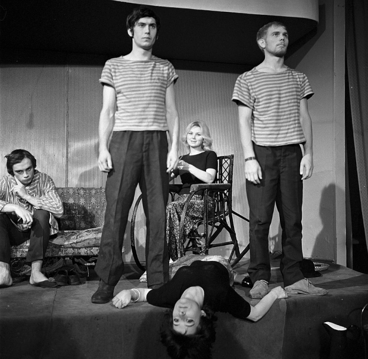 Pierwszy spektakl Teatru 77 „Rosjo, żono moja...”. Na zdjęciu m.in. Janusz Świerczyński (L), Dariusz Bromberk (2L), Jerzy Czerwiński (P). Łódź, 1970 r. Fot. PAP/Z. Wdowiński