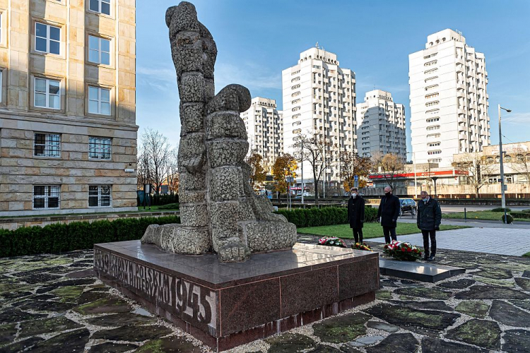 Przewodniczący Kolegium Rektorów Uczelni Wrocławia i Opola, rektor Akademii Wychowania Fizycznego prof. Andrzej Rokita (L), rektor Politechniki Wrocławskiej prof. Arkadiusz Wójs (P) oraz prezydent miasta Jacek Sutryk (C) złożyli kwiaty przed Pomnikiem Martyrologii Profesorów Lwowskich w ramach obchodów Święta Nauki Wrocławskiej. 15.11.2020. Fot. PAP/M. Kulczyński