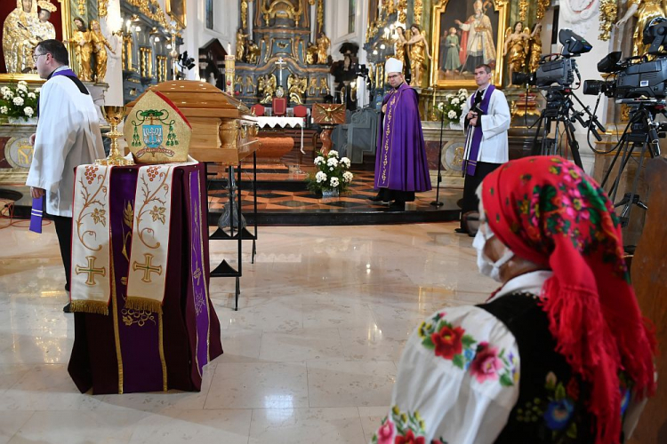 Uroczystości pogrzebowe biskupa Józefa Zawitkowskiego w Bazylice Katedralnej pw. Wniebowzięcia NMP w Łowiczu. Fot. PAP/G. Michałowski