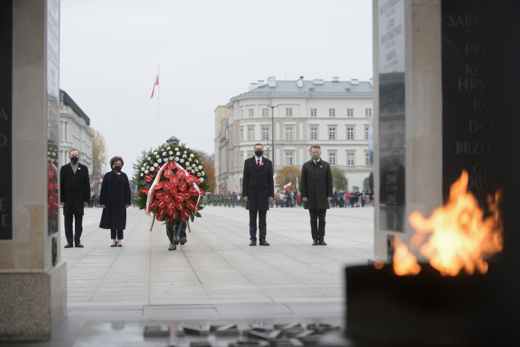 Marszałek Sejmu Elżbieta Witek (2L), marszałek Senatu Tomasz Grodzki (L), minister obrony narodowej Mariusz Błaszczak (P) i premier Mateusz Morawiecki (2P) podczas uroczystości złożenia wieńca na Grobie Nieznanego Żołnierza w Warszawie z okazji obchodów Narodowego Święta Niepodległości. Fot. PAP/M. Obara